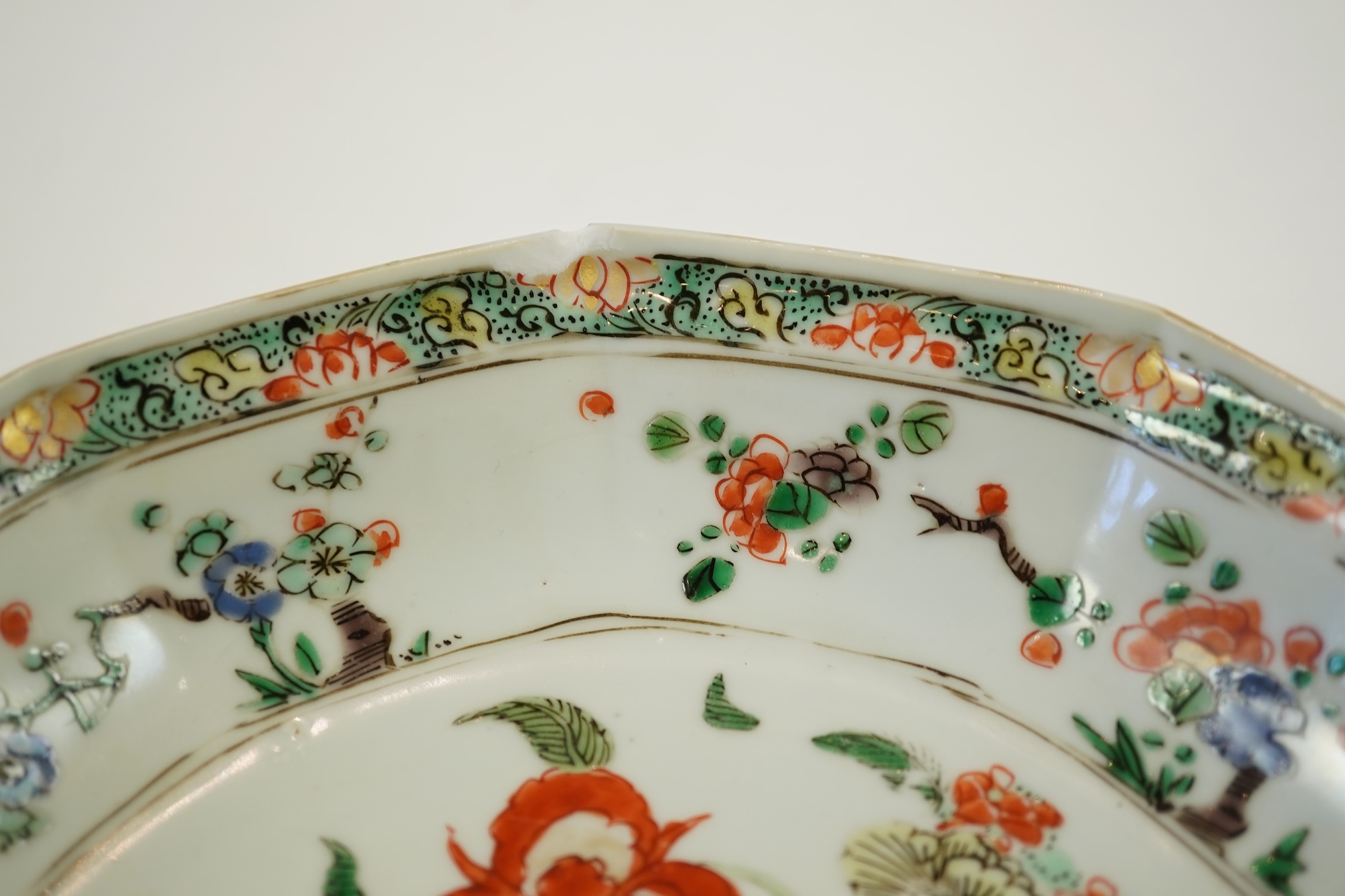 A Chinese famille verte decagonal dish, Kangxi period